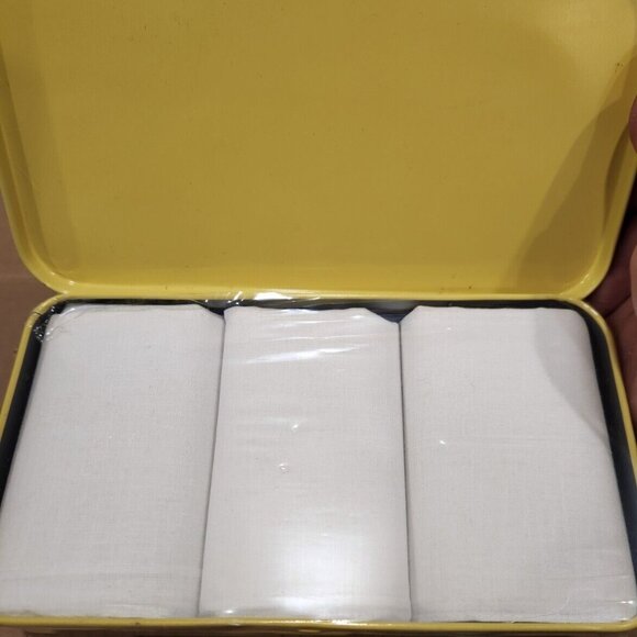 Disney Dancing Mickey & Minnie Mouse Tin Box Handkerchiefs Sealed - Picture 2 of 6